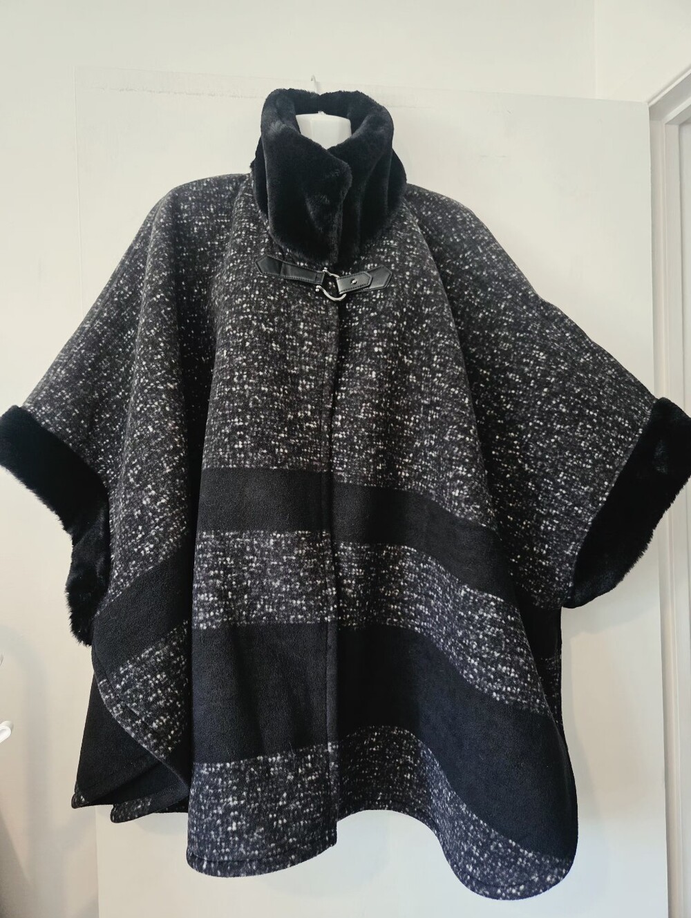 Elegant Black Tweed and Faux-Fur Trim Women's Poncho